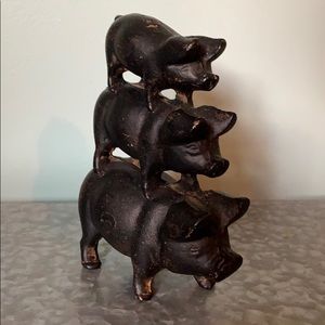 Farmhouse cast iron stacked pig decor